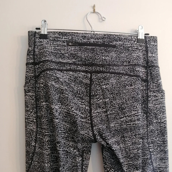 Lululemon Pace Perfect 25" Leggings with Mesh Cutouts in Air Time White Black 10 - Picture 12 of 16